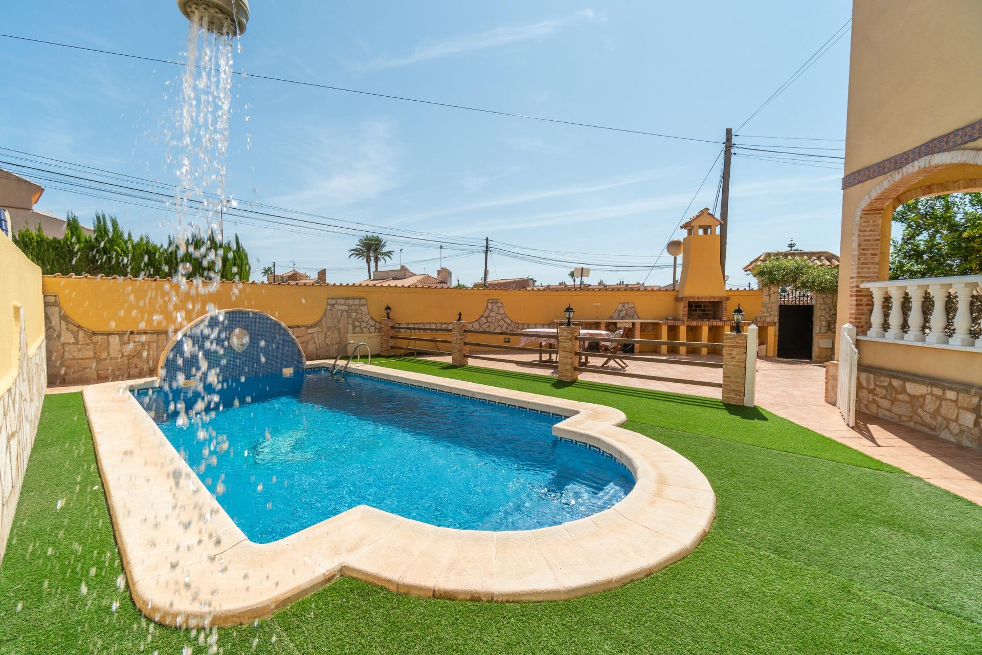 For sale - 5 Bedroom 3 Bathroom house in Orihuela Costa - Los Almendros-La Florida  - Alicante