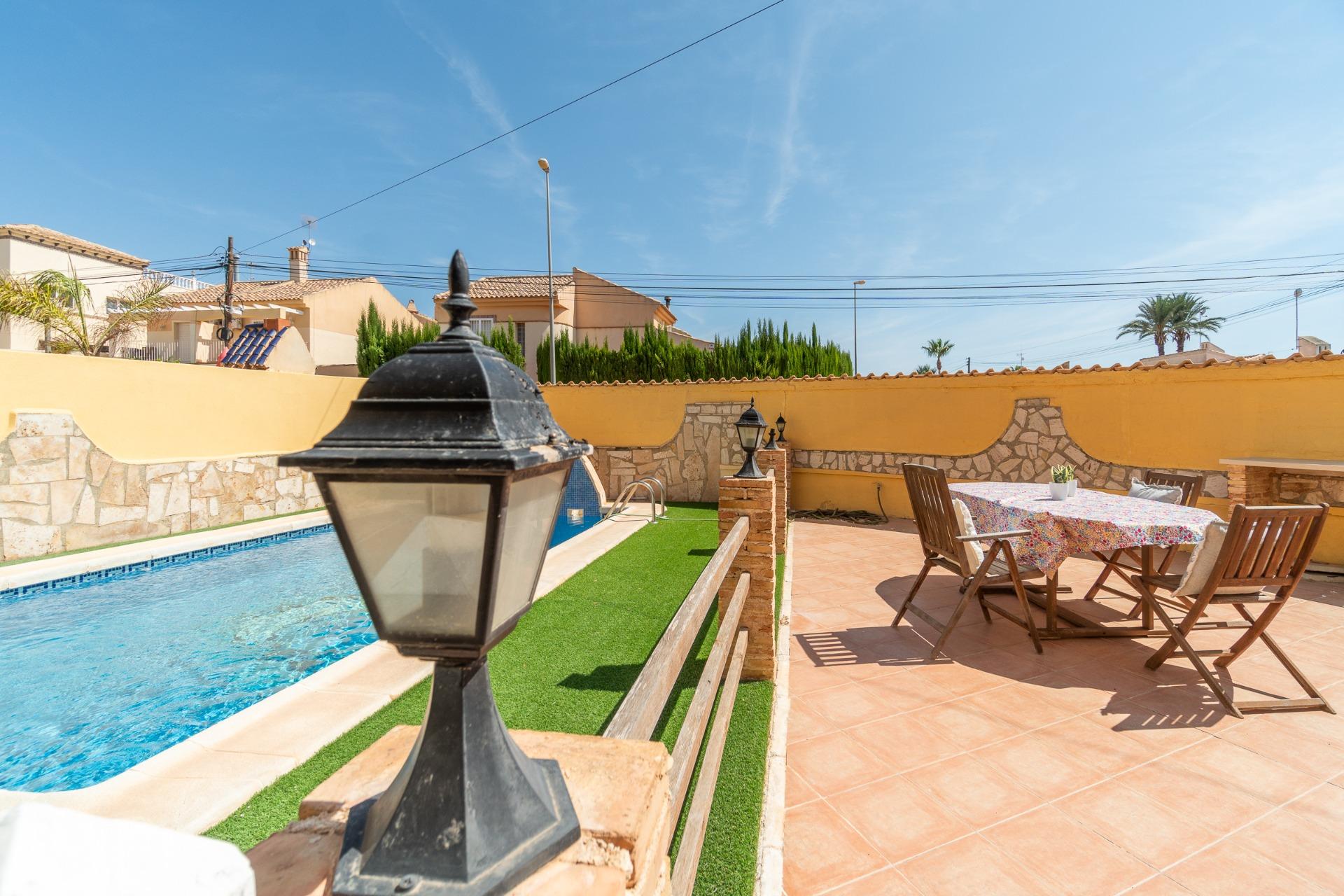 For sale - 5 Bedroom 3 Bathroom house in Orihuela Costa - Los Almendros-La Florida  - Alicante
