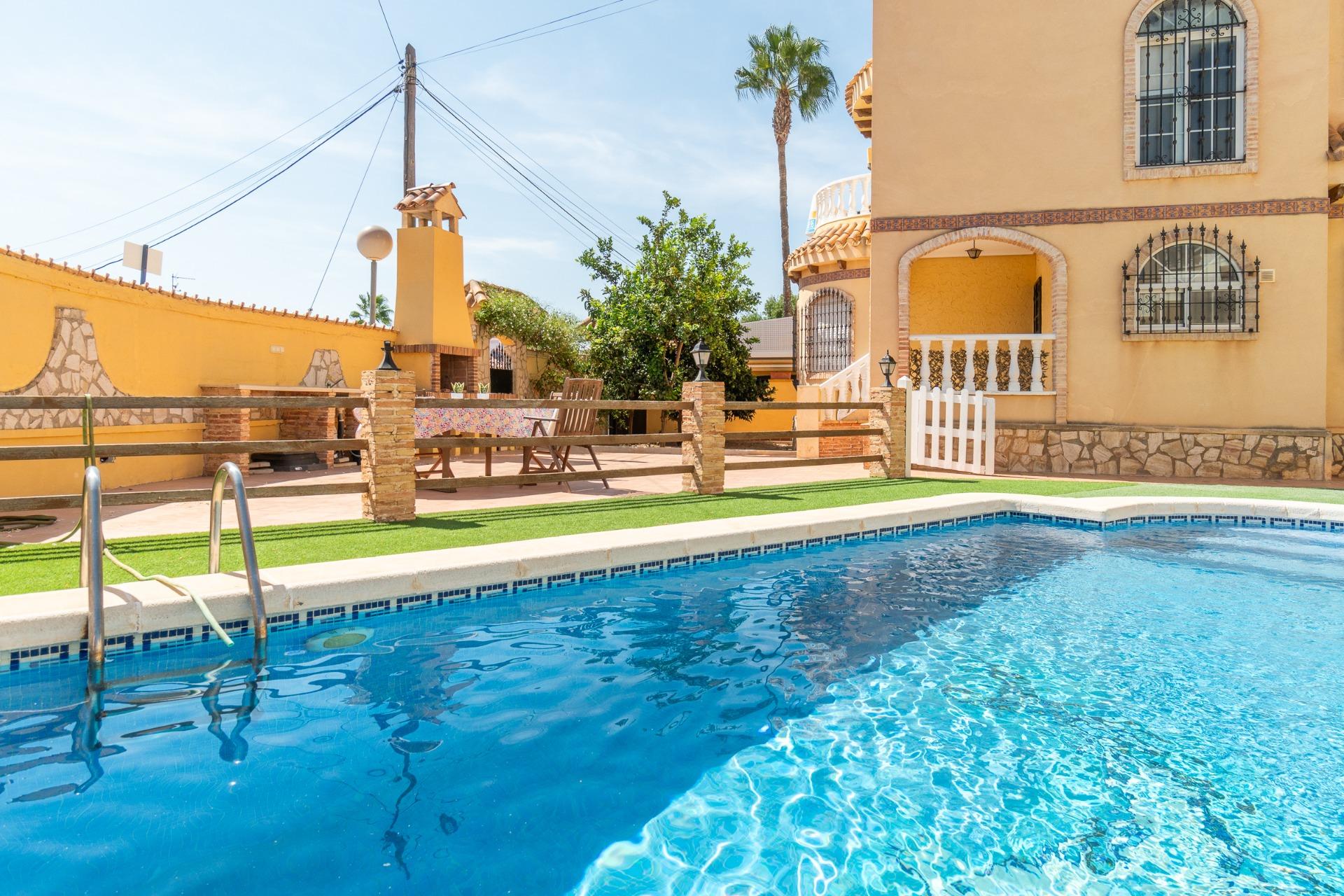 For sale - 5 Bedroom 3 Bathroom house in Orihuela Costa - Los Almendros-La Florida  - Alicante