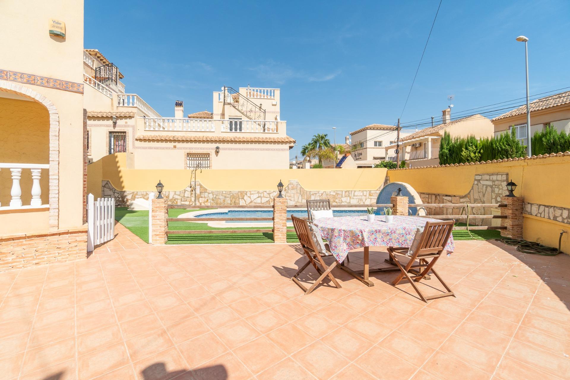 For sale - 5 Bedroom 3 Bathroom house in Orihuela Costa - Los Almendros-La Florida  - Alicante
