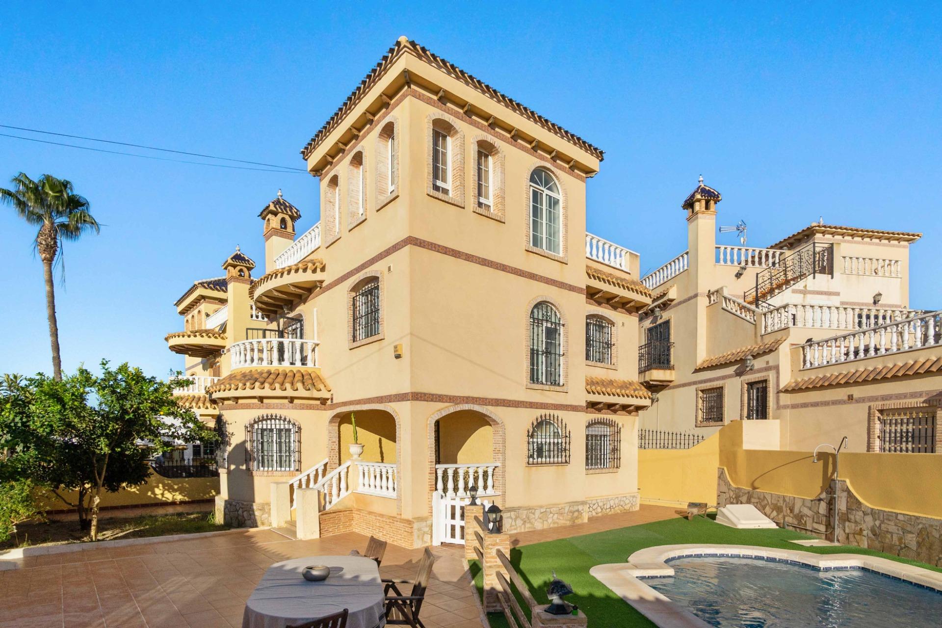 For sale - 5 Bedroom 3 Bathroom house in Orihuela Costa - Los Almendros-La Florida  - Alicante