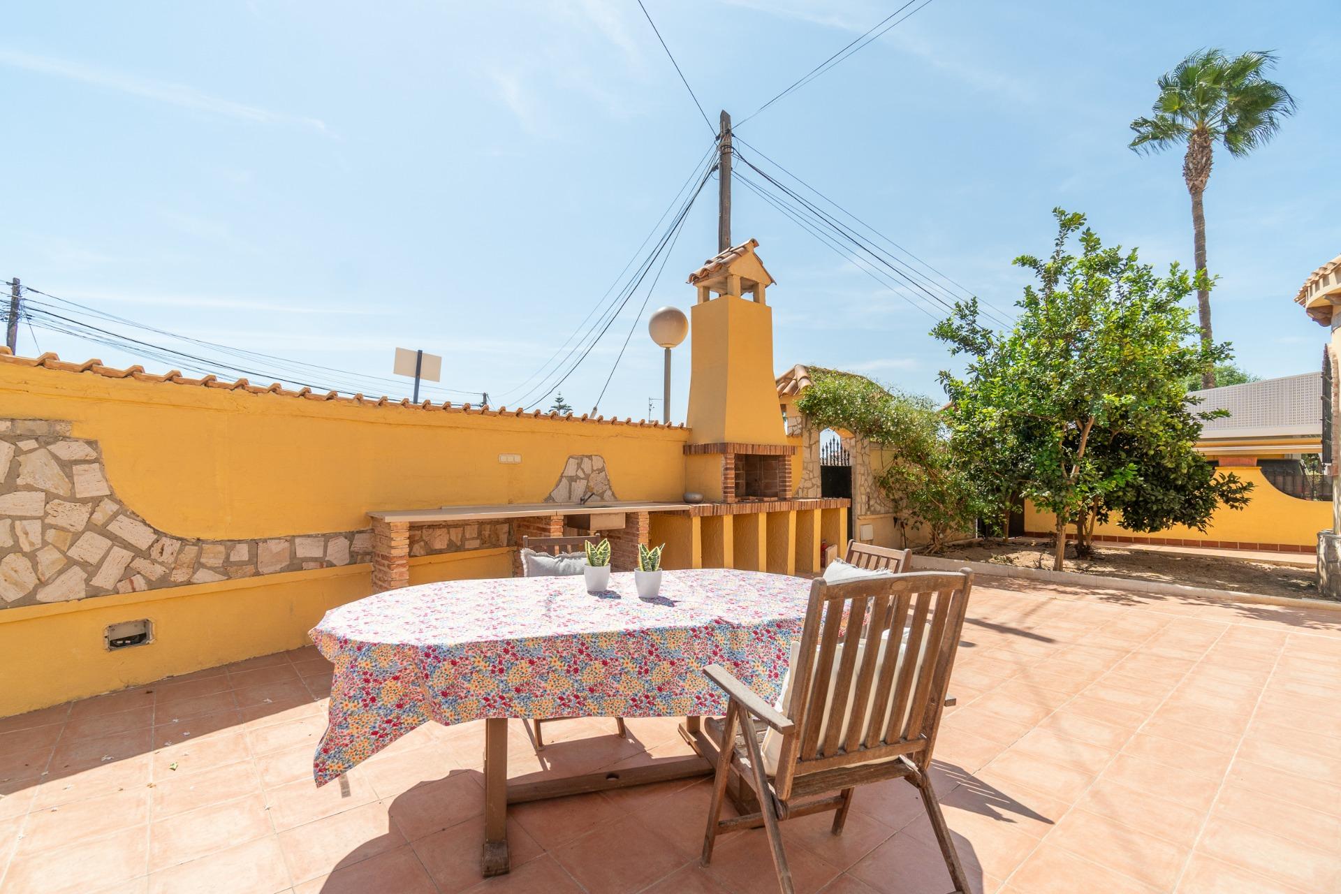 For sale - 5 Bedroom 3 Bathroom house in Orihuela Costa - Los Almendros-La Florida  - Alicante