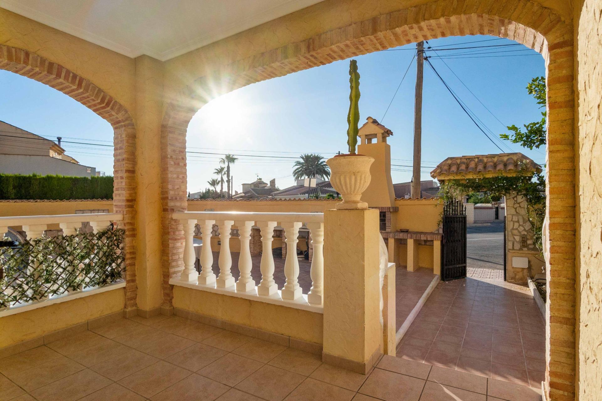 For sale - 5 Bedroom 3 Bathroom house in Orihuela Costa - Los Almendros-La Florida  - Alicante