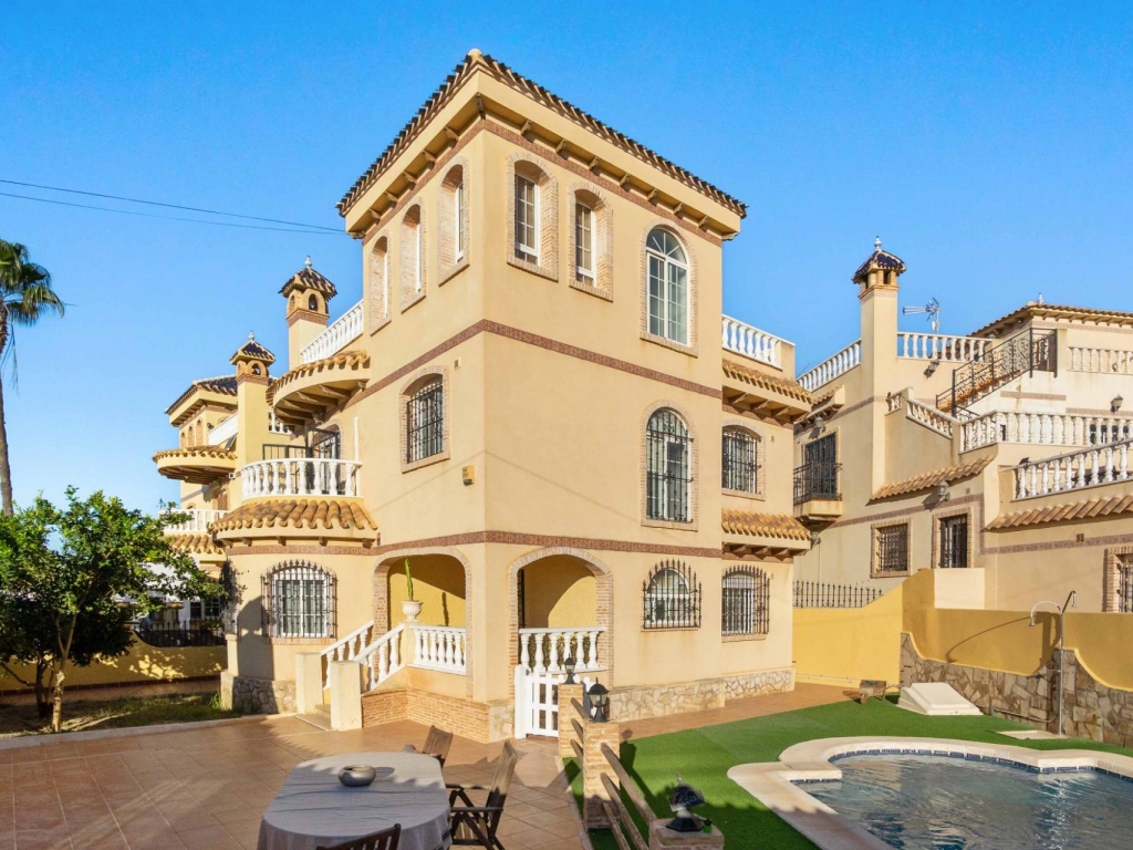 5 Bedroom 3 Bathroom house in Orihuela Costa