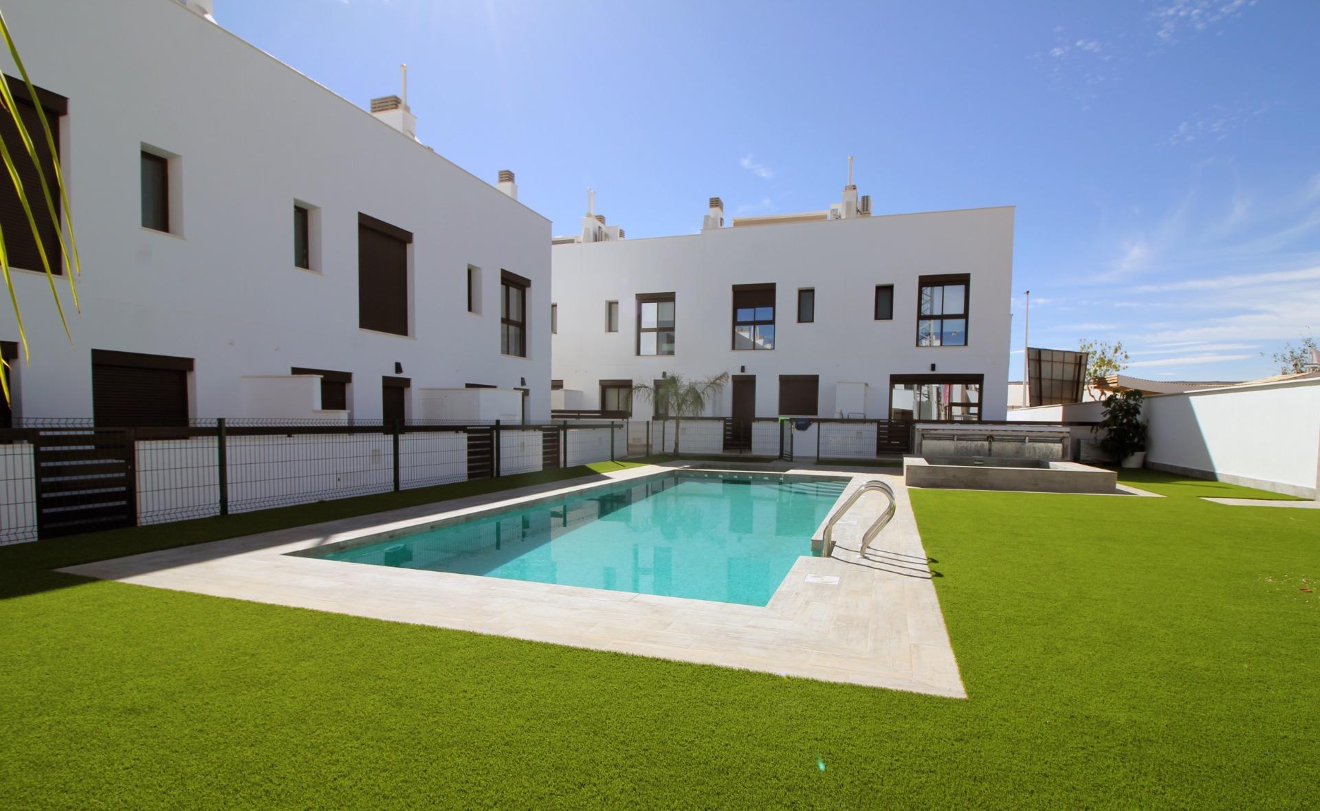 For sale - 3 Bedroom 3 Bathroom Town House in Pilar de La Horadada - parque Andromeda  - Alicante