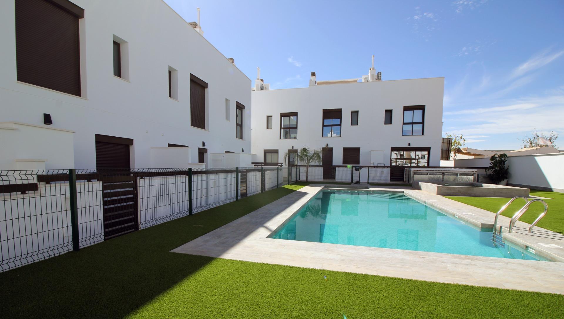 For sale - 4 Bedroom 2 Bathroom Villa in Pilar de La Horadada - parque Andromeda  - Alicante