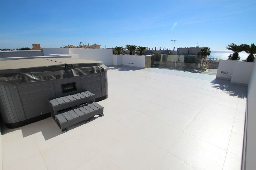 For sale - 4 Bedroom 2 Bathroom Villa in Orihuela Costa - Campoamor  - Alicante