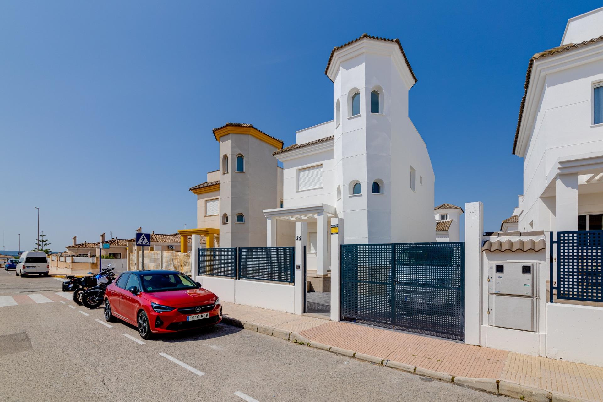 For sale - 2 Bedroom 3 Bathroom Villa in San Fulgencio - El Oasis  - Alicante
