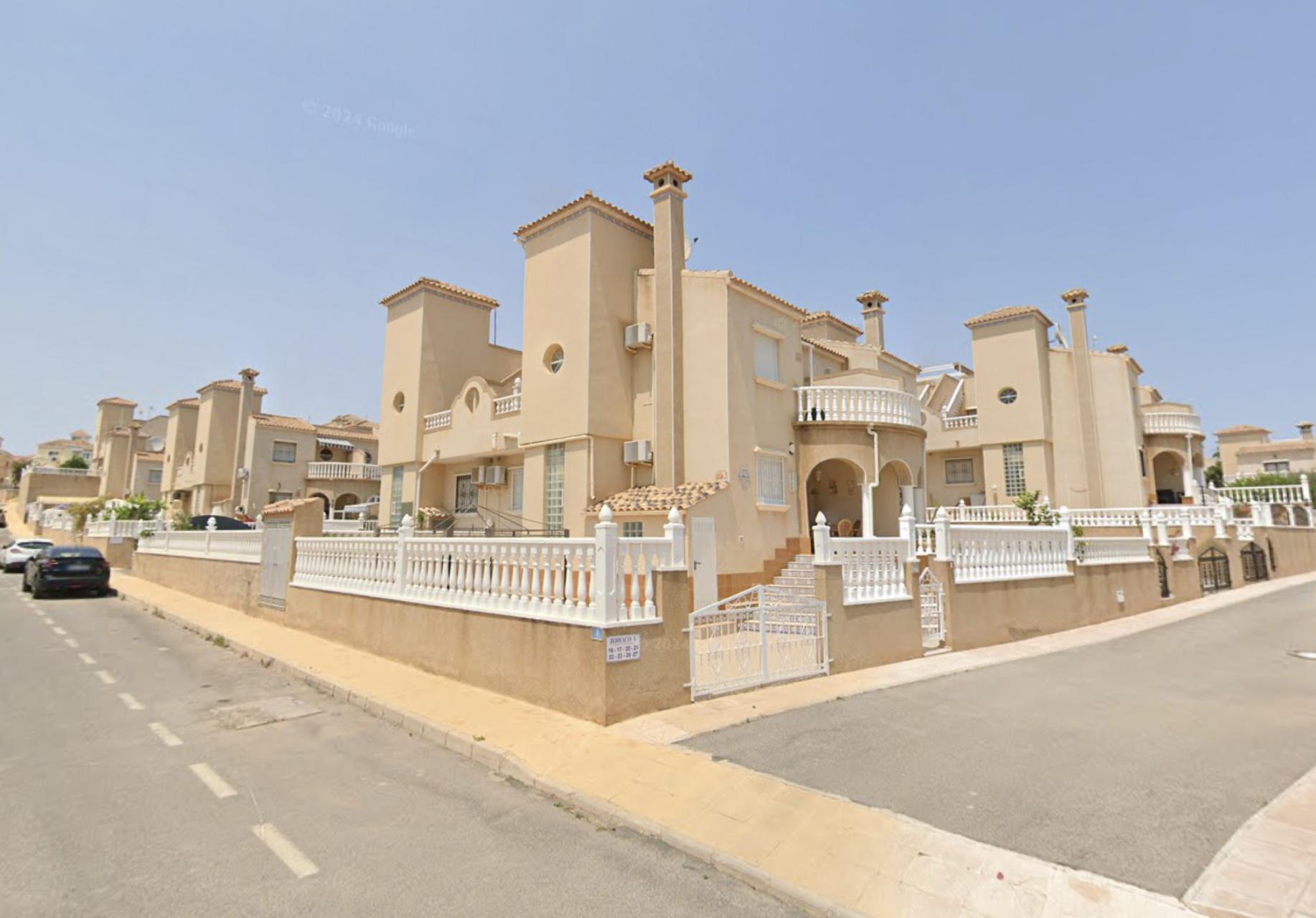 For sale - 3 Bedroom 2 Bathroom Villa in Villamartin - Costa Blanca  - Alicante