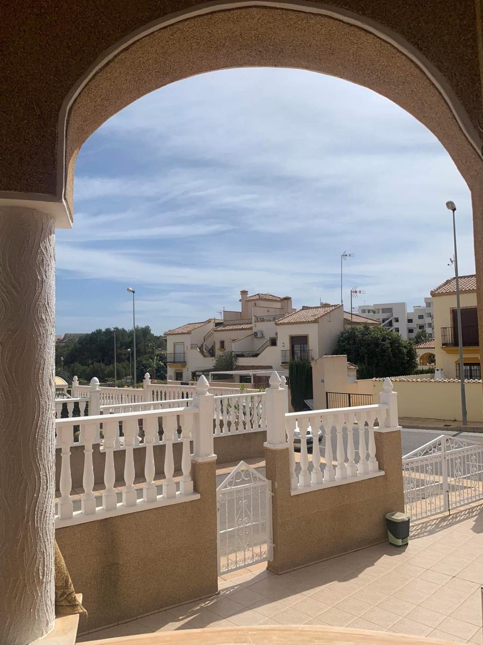 For sale - 3 Bedroom 2 Bathroom Villa in Villamartin - Costa Blanca  - Alicante