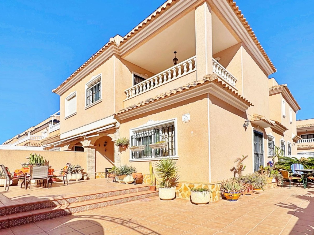 3 Bedroom 2 Bathroom Townhouse in Villamartin