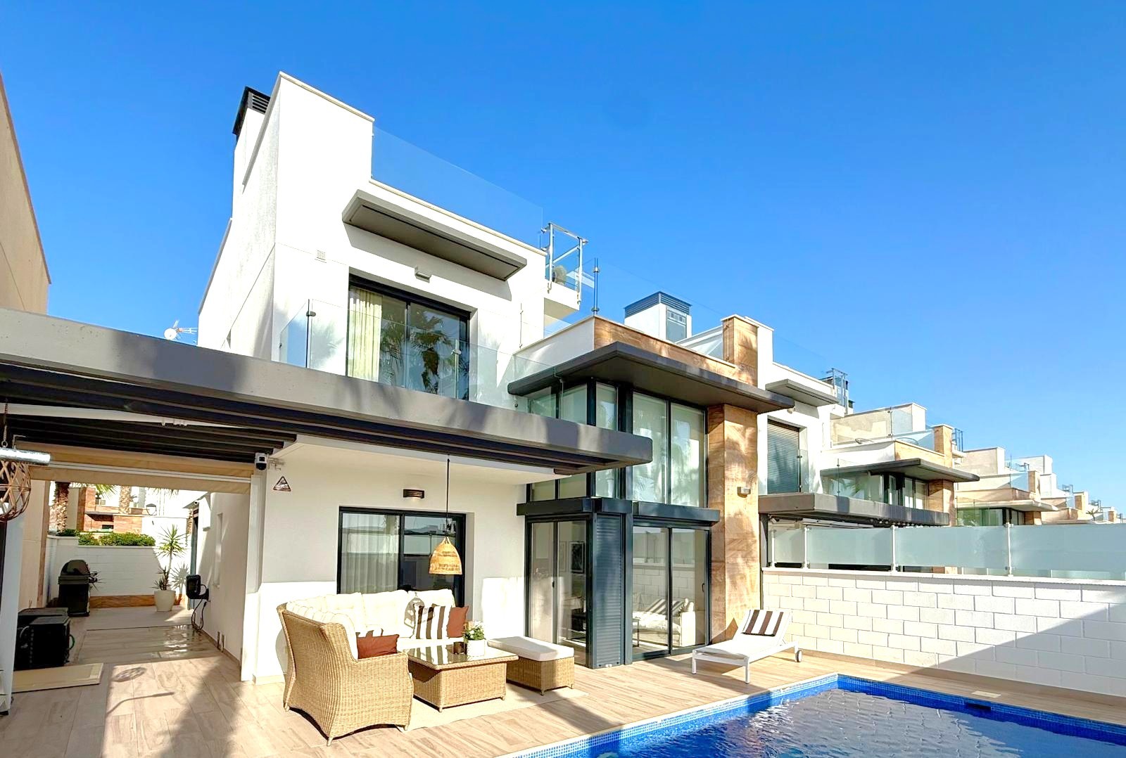 For sale - 3 Bedroom 3 Bathroom Villa in Orihuela Costa - Lomas de Cabo Roig  - Alicante