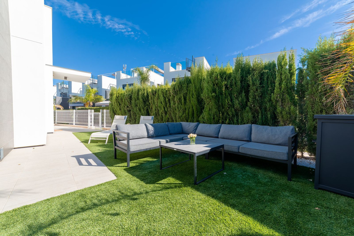 For sale - 3 Bedroom 2 Bathroom House - Detached Villa in Orihuela - Punta Prima  - Alicante