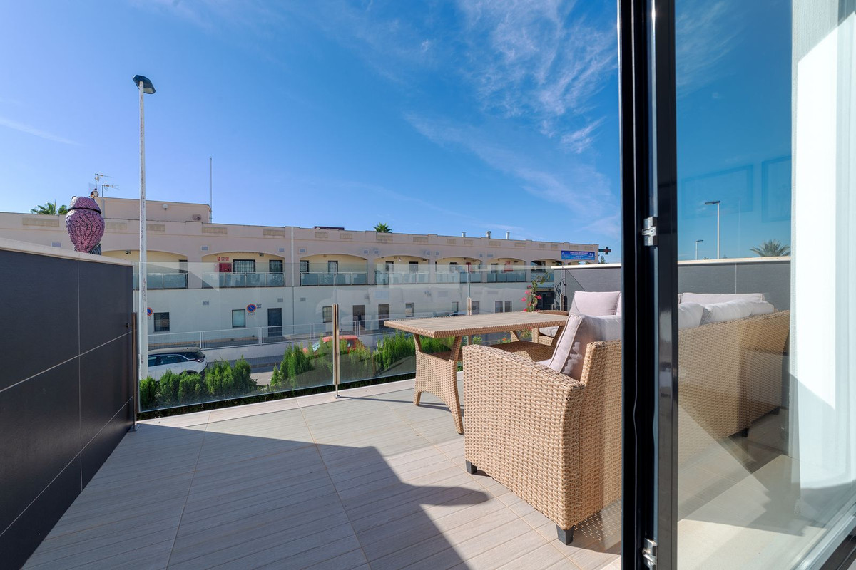 For sale - 3 Bedroom 2 Bathroom House - Detached Villa in Orihuela - Punta Prima  - Alicante