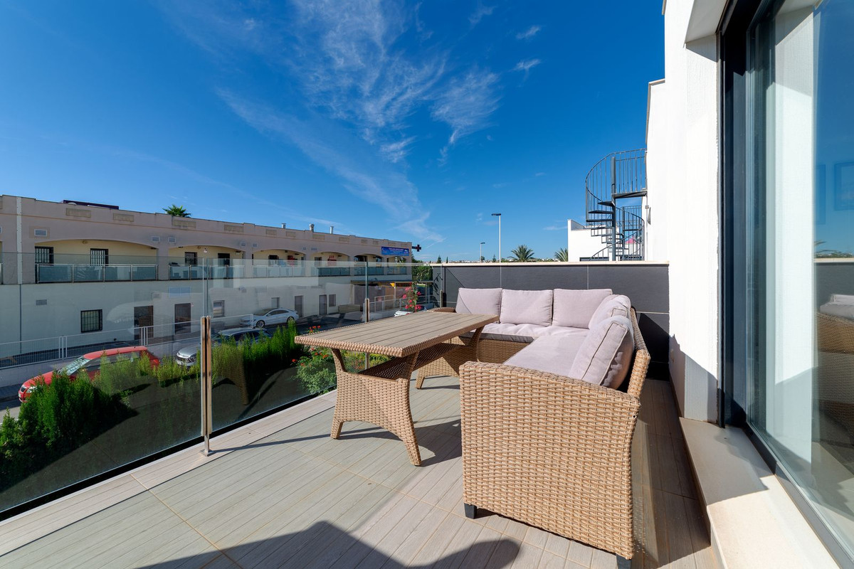 For sale - 3 Bedroom 2 Bathroom House - Detached Villa in Orihuela - Punta Prima  - Alicante