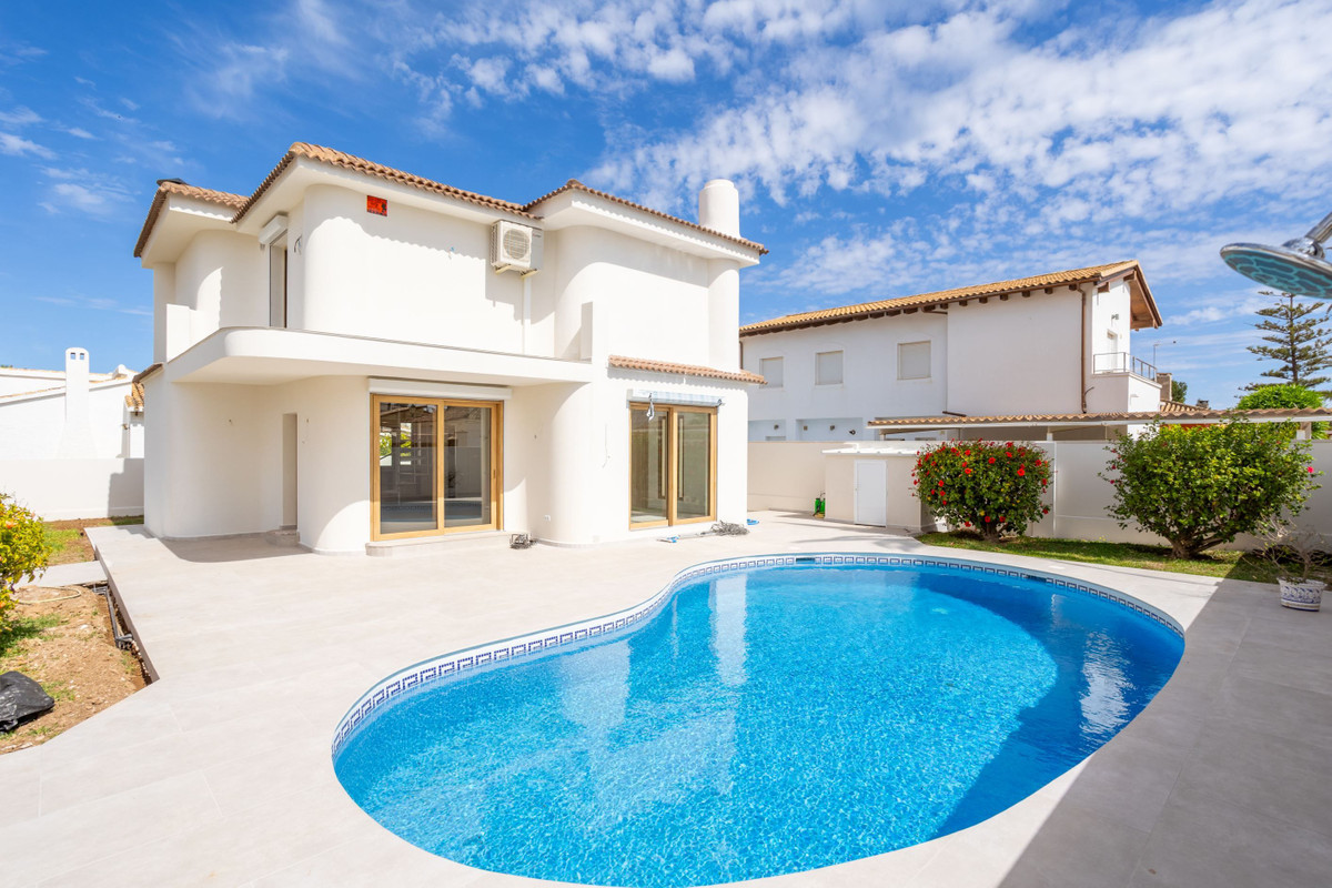 For sale - 3 Bedroom 3 Bathroom House - Detached Villa in Orihuela - Cabo Roig  - Alicante