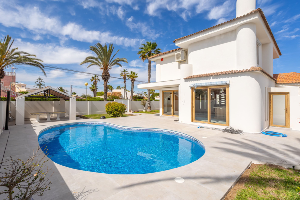 For sale - 3 Bedroom 3 Bathroom House - Detached Villa in Orihuela - Cabo Roig  - Alicante