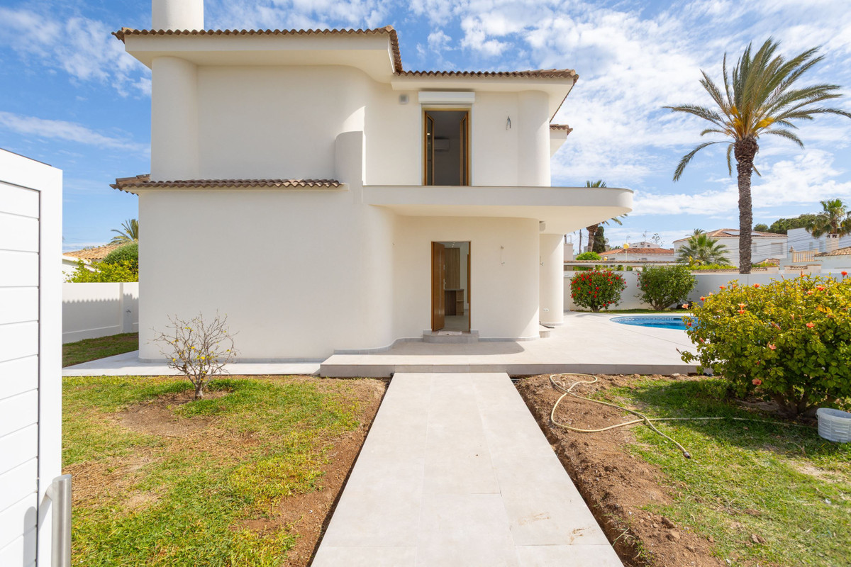 For sale - 3 Bedroom 3 Bathroom House - Detached Villa in Orihuela - Cabo Roig  - Alicante