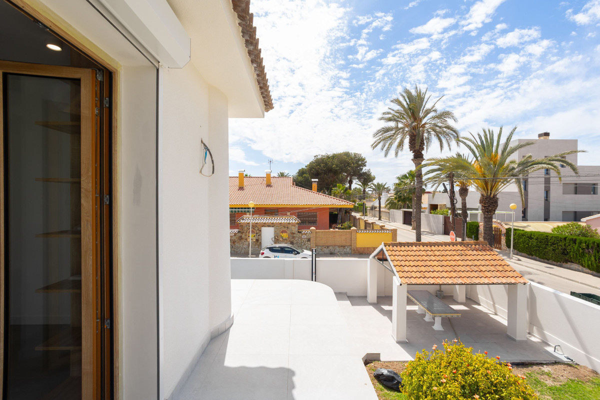 For sale - 3 Bedroom 3 Bathroom House - Detached Villa in Orihuela - Cabo Roig  - Alicante