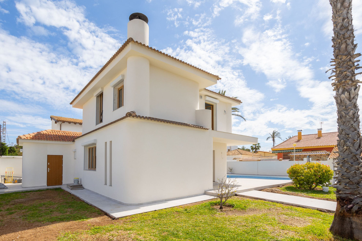 For sale - 3 Bedroom 3 Bathroom House - Detached Villa in Orihuela - Cabo Roig  - Alicante