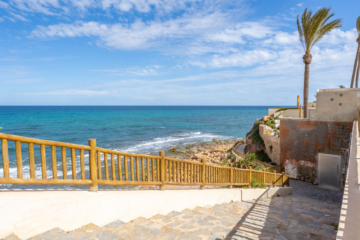 For sale - 3 Bedroom 3 Bathroom House - Detached Villa in Orihuela - Cabo Roig  - Alicante