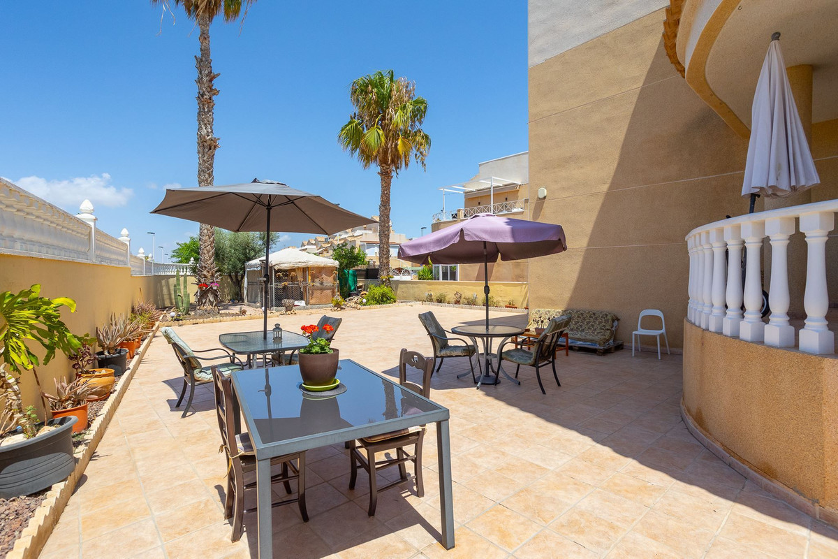 For sale - 6 Bedroom 5 Bathroom House - Detached Villa in Torrevieja - La Siesta  - Alicante