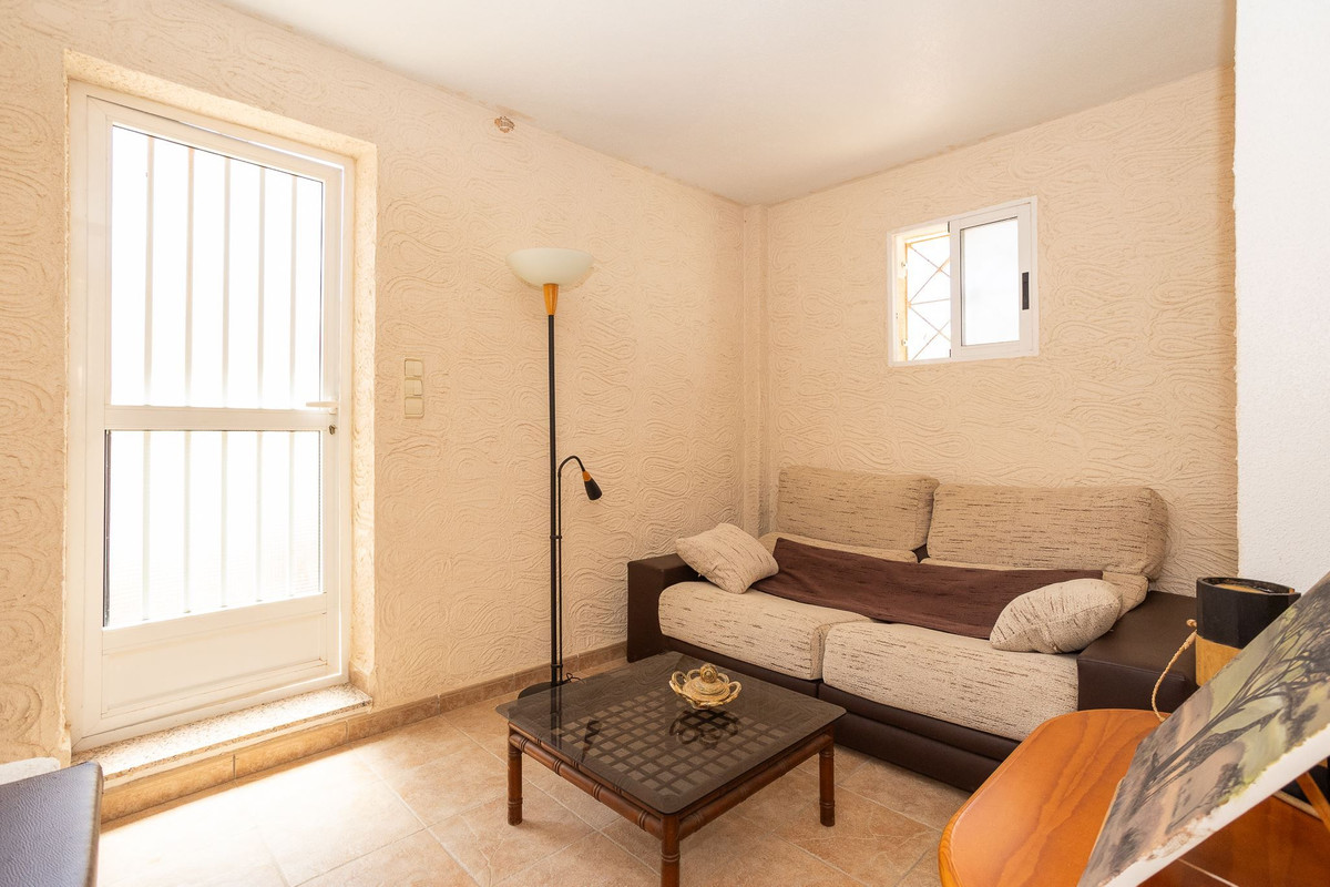 For sale - 6 Bedroom 5 Bathroom House - Detached Villa in Torrevieja - La Siesta  - Alicante