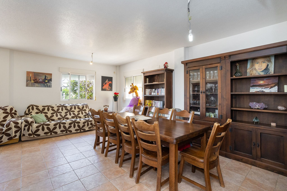 For sale - 6 Bedroom 5 Bathroom House - Detached Villa in Torrevieja - La Siesta  - Alicante