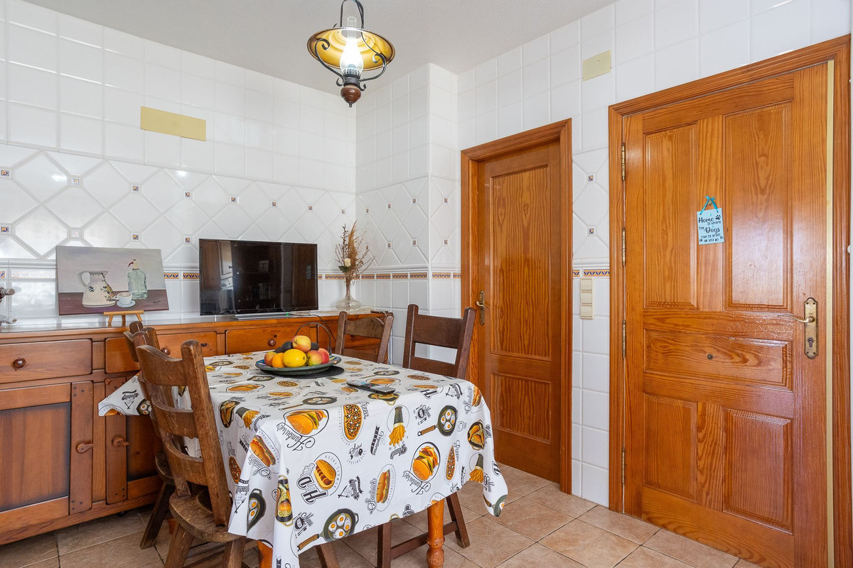 For sale - 6 Bedroom 5 Bathroom House - Detached Villa in Torrevieja - La Siesta  - Alicante