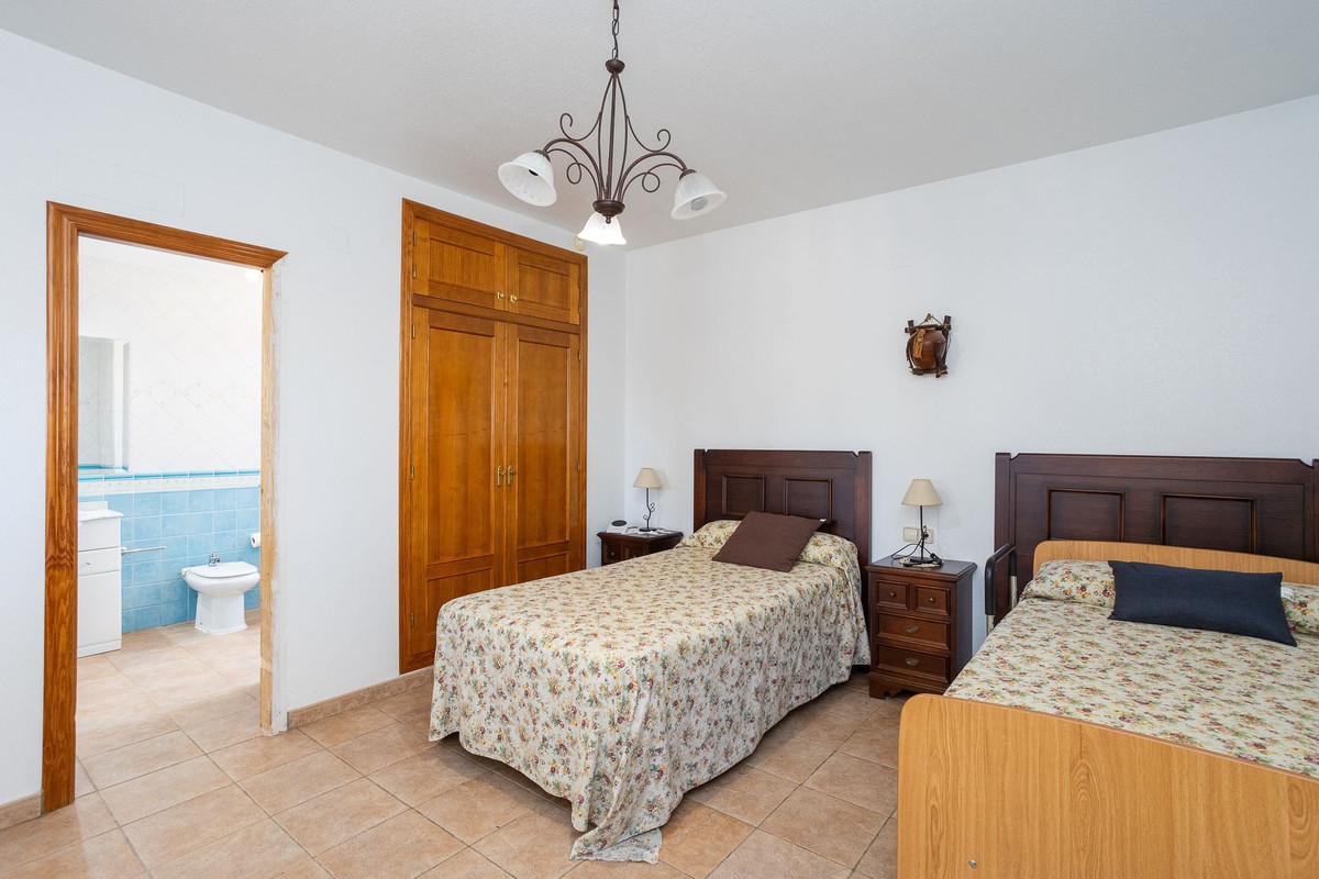 For sale - 6 Bedroom 5 Bathroom House - Detached Villa in Torrevieja - La Siesta  - Alicante