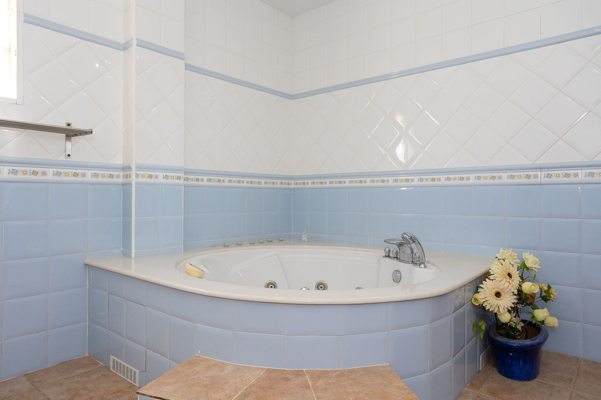 For sale - 6 Bedroom 5 Bathroom House - Detached Villa in Torrevieja - La Siesta  - Alicante