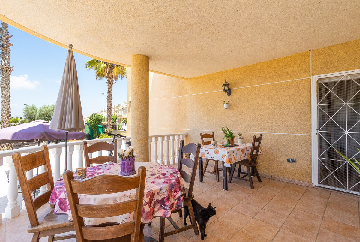 For sale - 6 Bedroom 5 Bathroom House - Detached Villa in Torrevieja - La Siesta  - Alicante