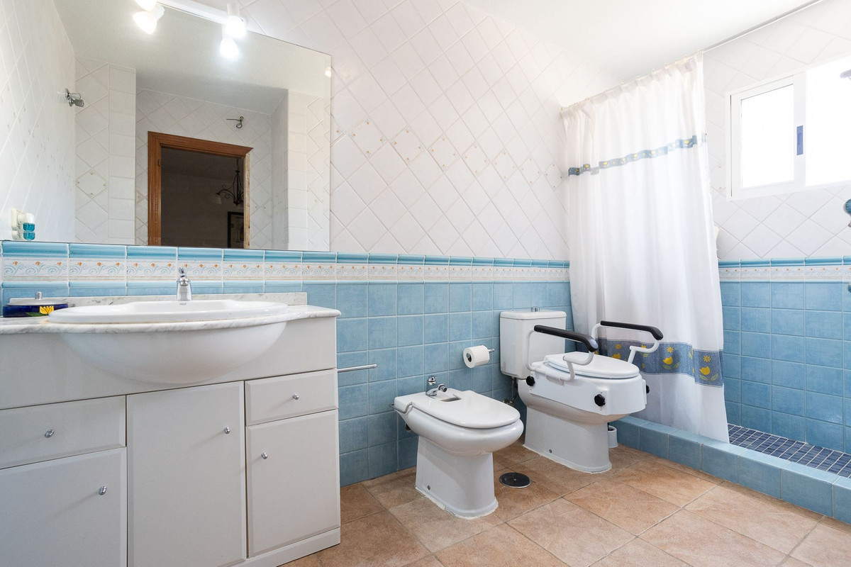 For sale - 6 Bedroom 5 Bathroom House - Detached Villa in Torrevieja - La Siesta  - Alicante