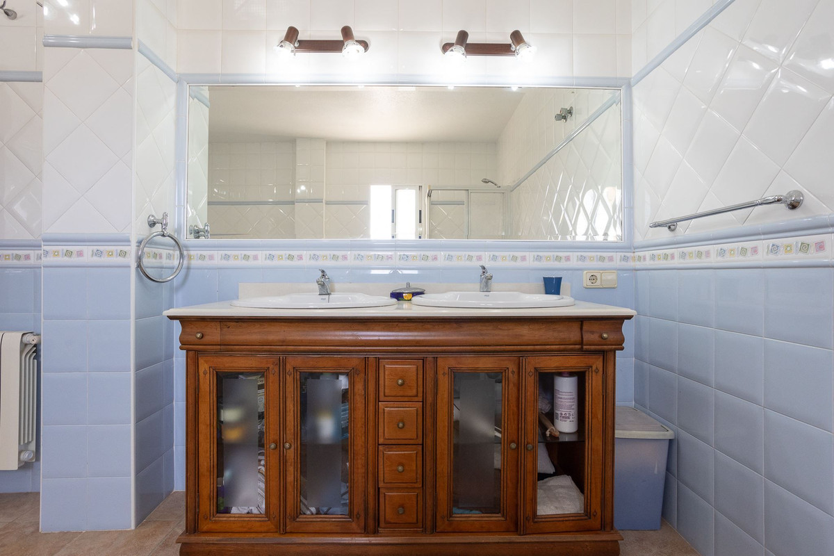 For sale - 6 Bedroom 5 Bathroom House - Detached Villa in Torrevieja - La Siesta  - Alicante