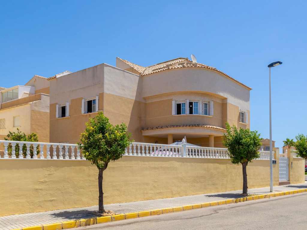 6 Bedroom 5 Bathroom House - Detached Villa in Torrevieja