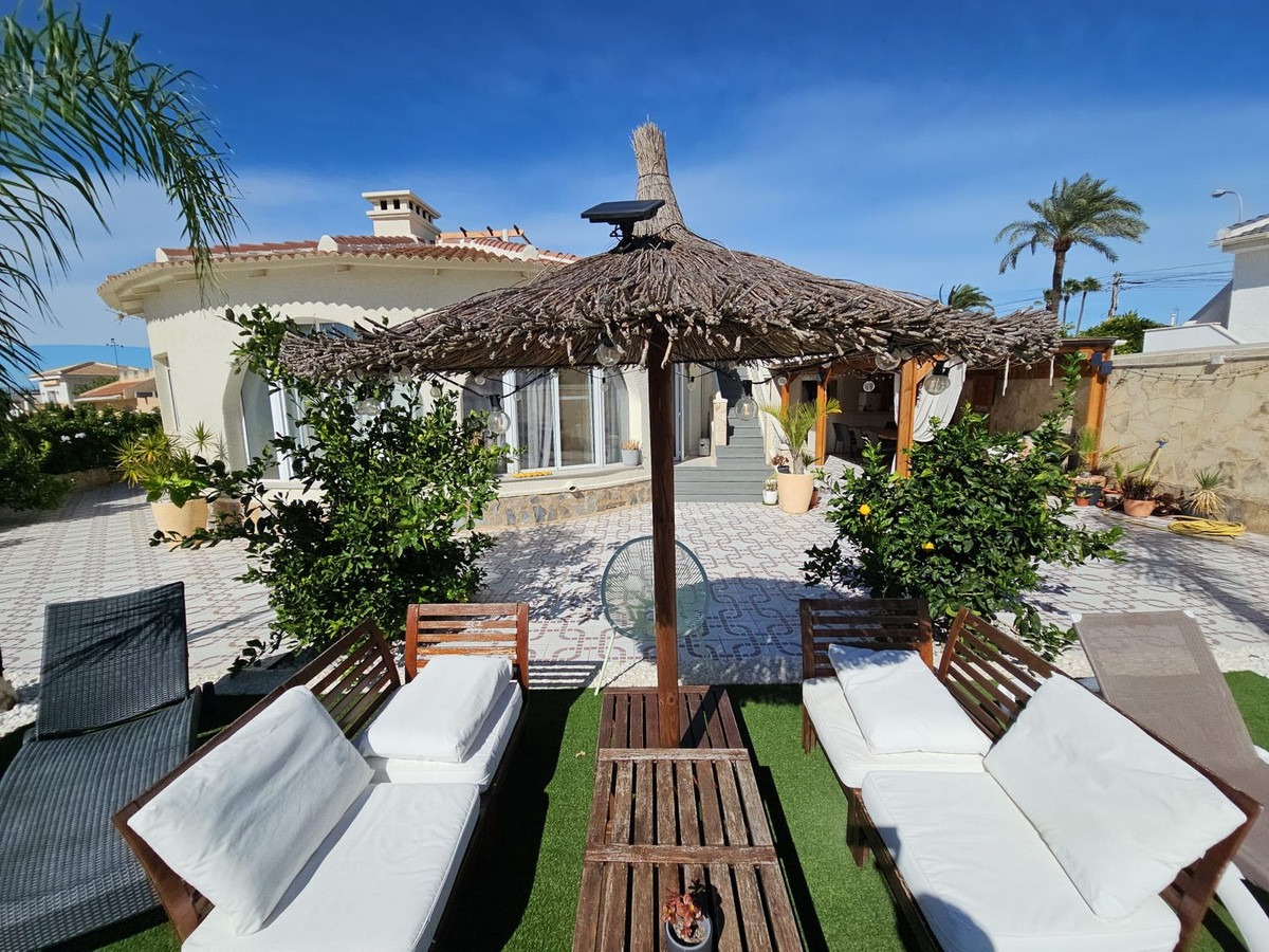 For sale - 4 Bedroom 3 Bathroom House - Detached Villa in Rojales - Quesada  - Alicante