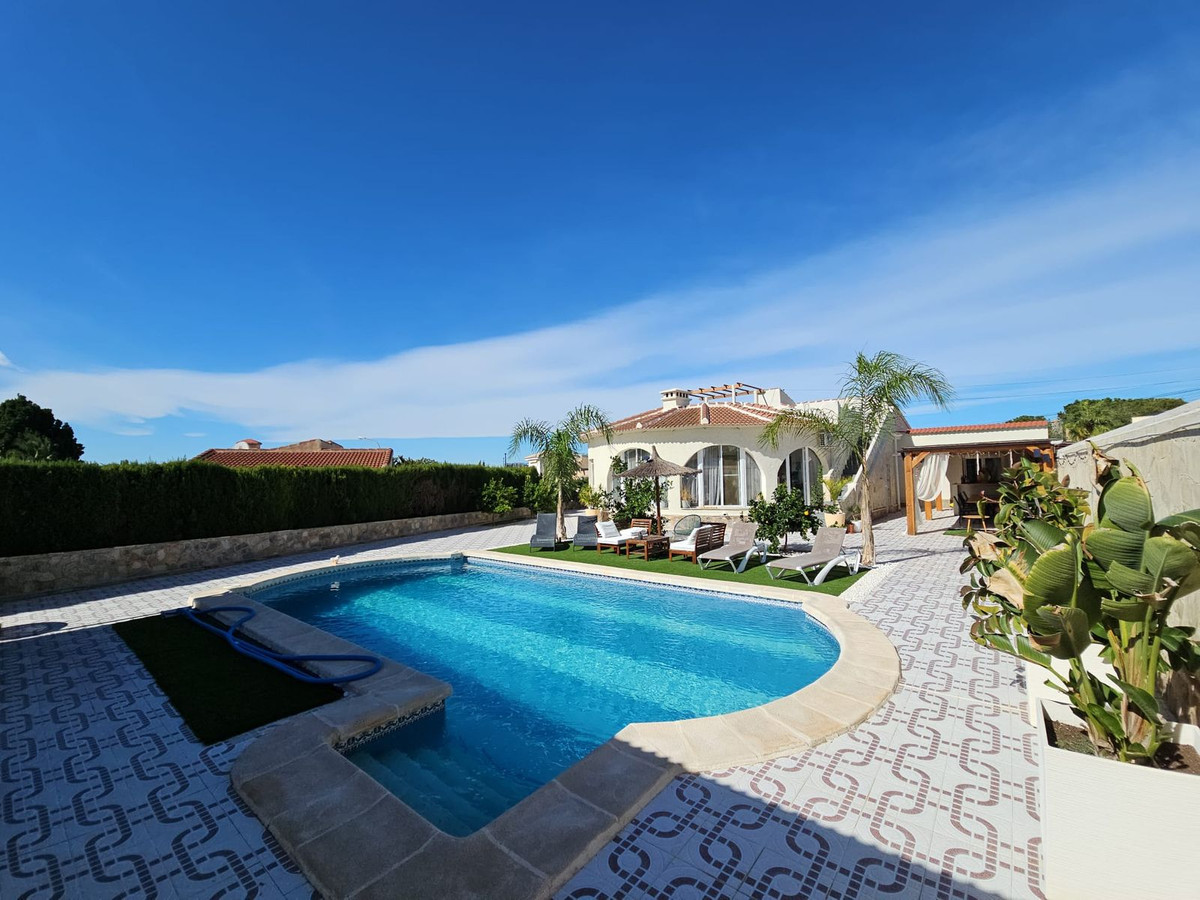 For sale - 4 Bedroom 3 Bathroom House - Detached Villa in Rojales - Quesada  - Alicante