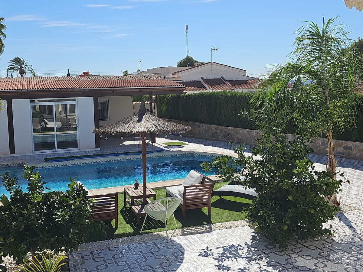For sale - 4 Bedroom 3 Bathroom House - Detached Villa in Rojales - Quesada  - Alicante