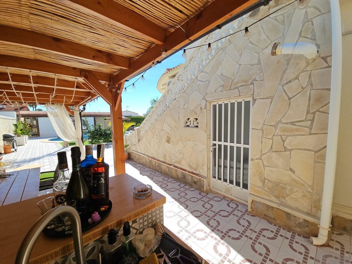 For sale - 4 Bedroom 3 Bathroom House - Detached Villa in Rojales - Quesada  - Alicante