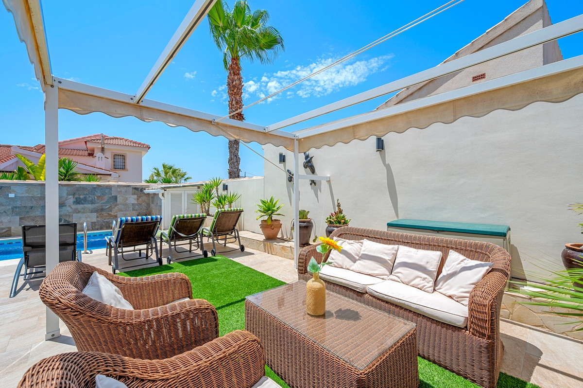 For sale - 3 Bedroom 3 Bathroom Detached Villa in Ciudad Quesada  - Ciudad Quesada  - Alicante
