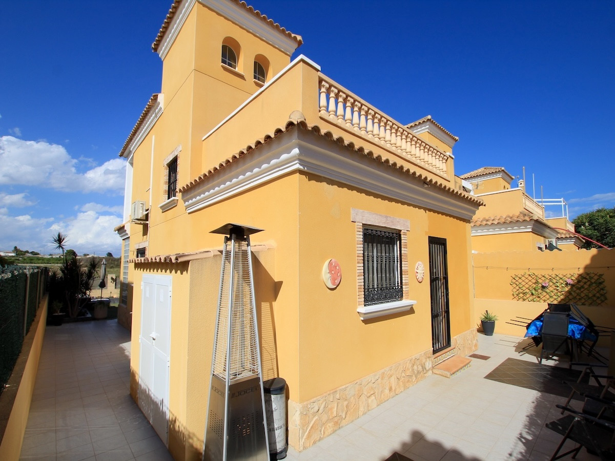 For sale - 3 Bedroom 2 Bathroom House - Detached Villa in Guardamar del Segura - Guardamar del Segura Centro  - Alicante