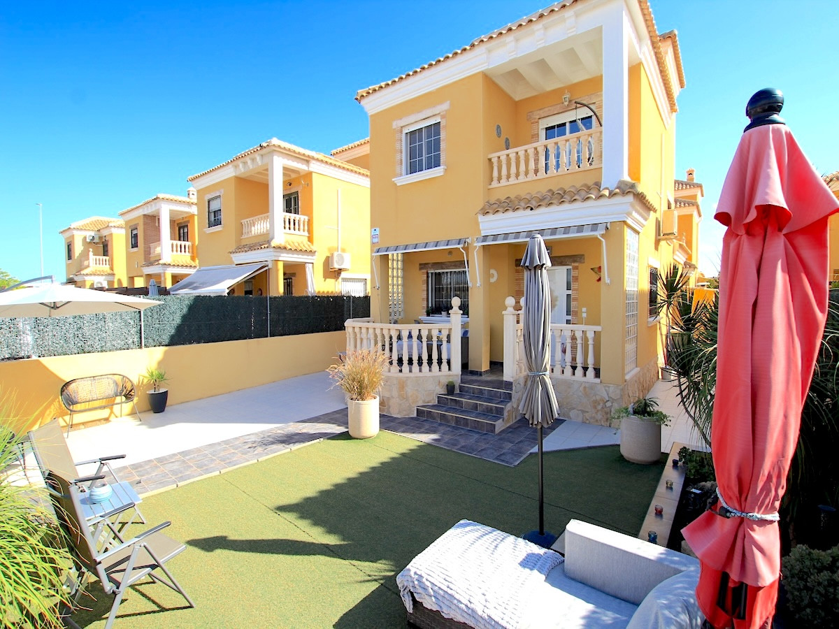 For sale - 3 Bedroom 2 Bathroom House - Detached Villa in Guardamar del Segura - Guardamar del Segura Centro  - Alicante