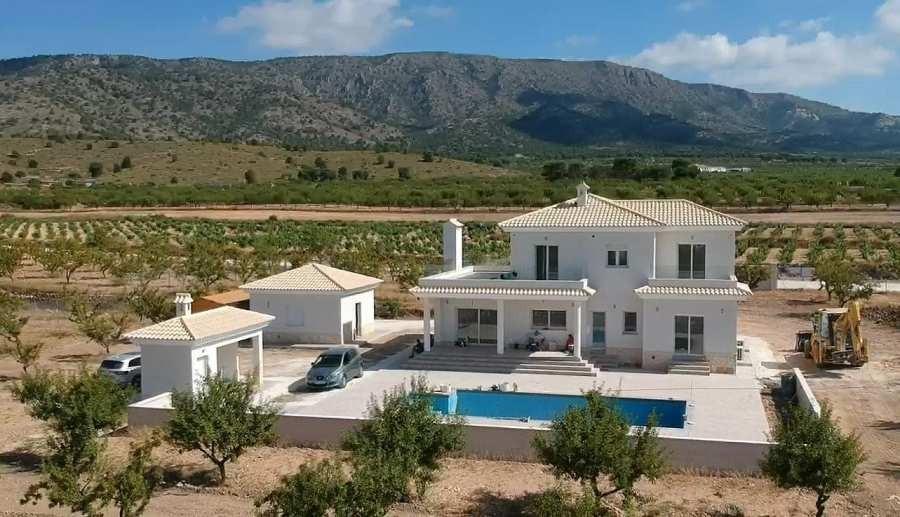 For sale - 4 Bedroom 3 Bathroom Villa in Pinoso - Camino Del Prado  - Alicante