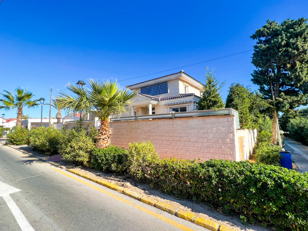 For sale - 5 Bedroom 4 Bathroom Villa in La Mata - La Mata  - Alicante