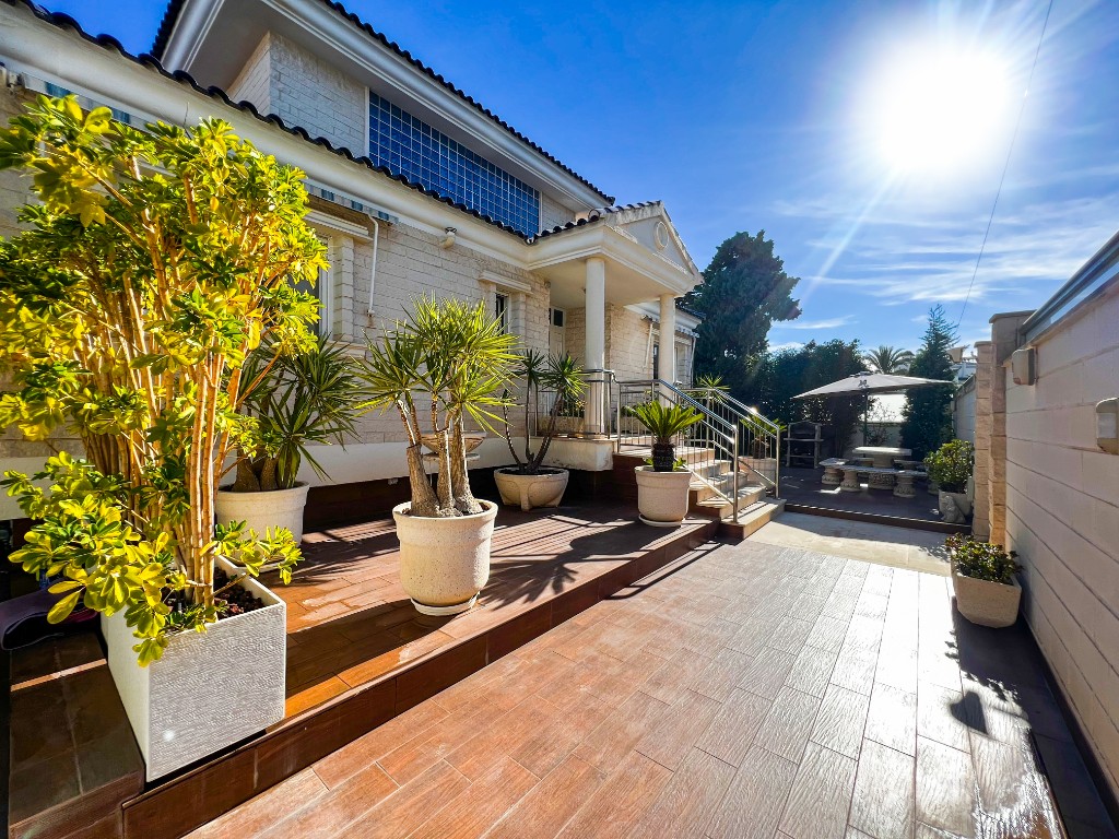 For sale - 5 Bedroom 4 Bathroom Villa in La Mata - La Mata  - Alicante