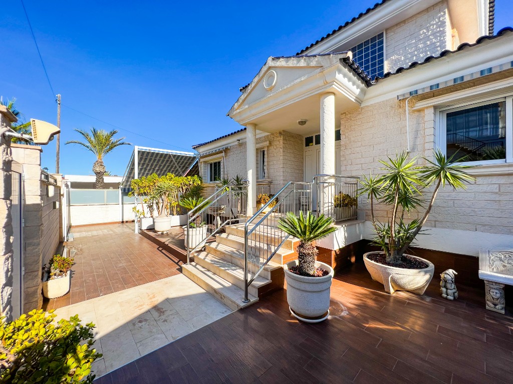 For sale - 5 Bedroom 4 Bathroom Villa in La Mata - La Mata  - Alicante