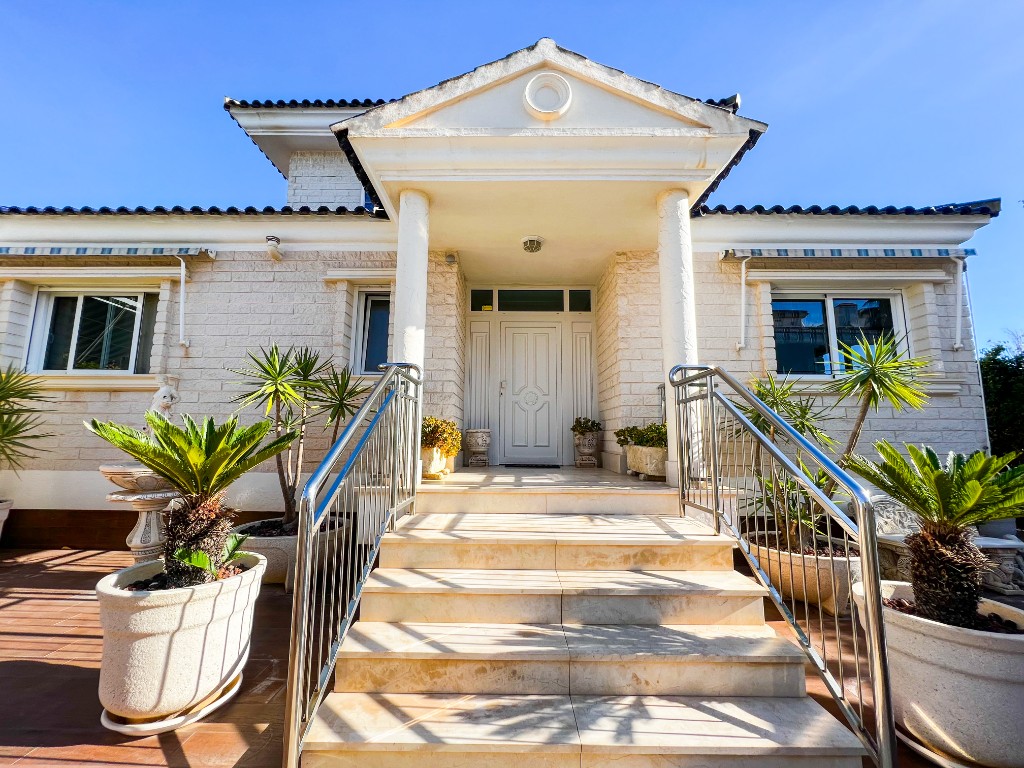 For sale - 5 Bedroom 4 Bathroom Villa in La Mata - La Mata  - Alicante