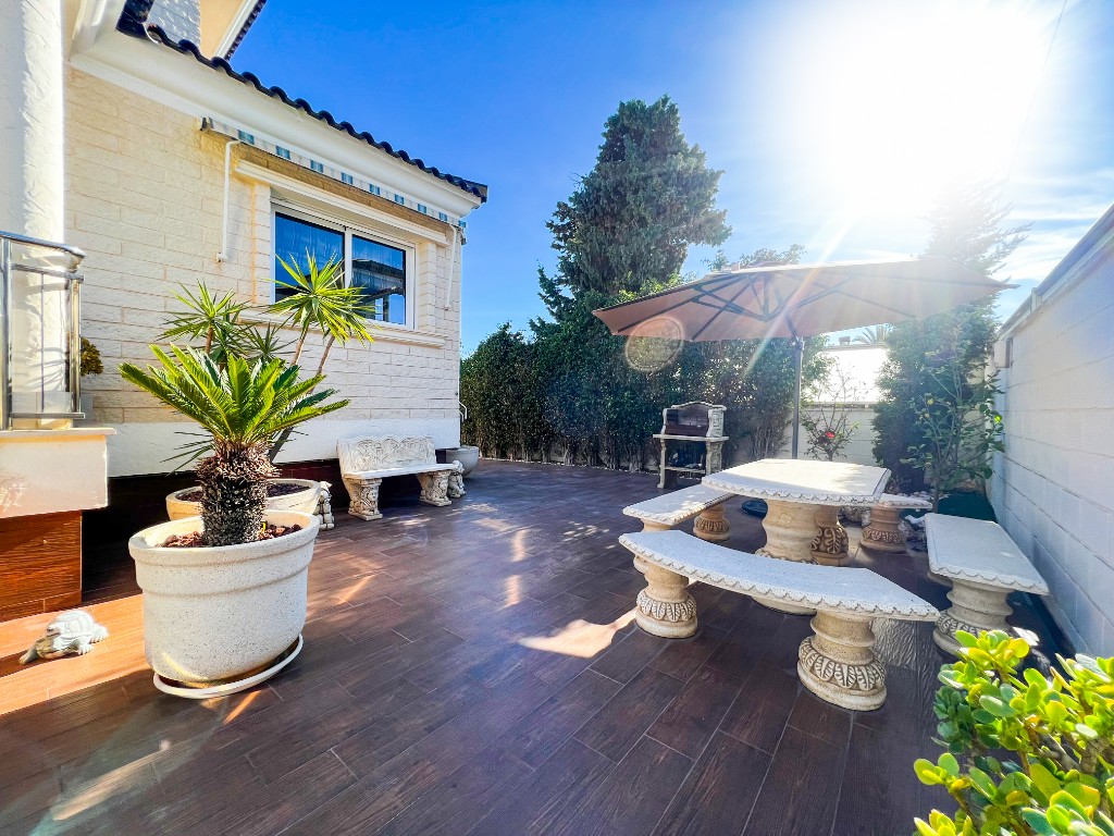 For sale - 5 Bedroom 4 Bathroom Villa in La Mata - La Mata  - Alicante