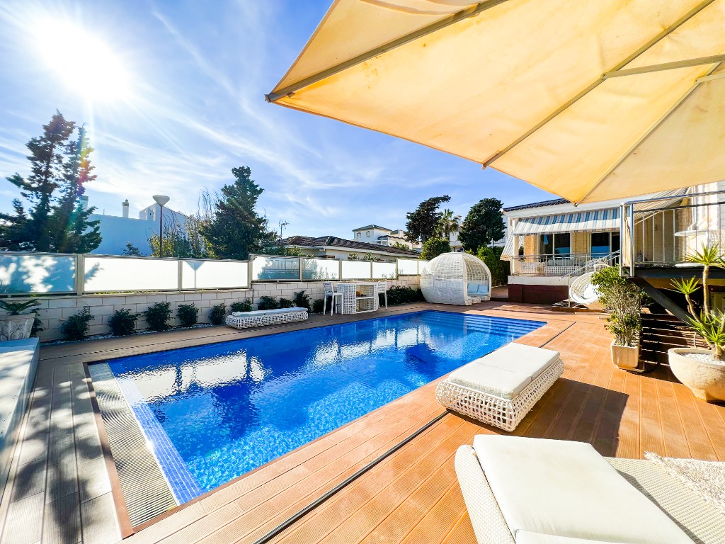 For sale - 5 Bedroom 4 Bathroom Villa in La Mata - La Mata  - Alicante