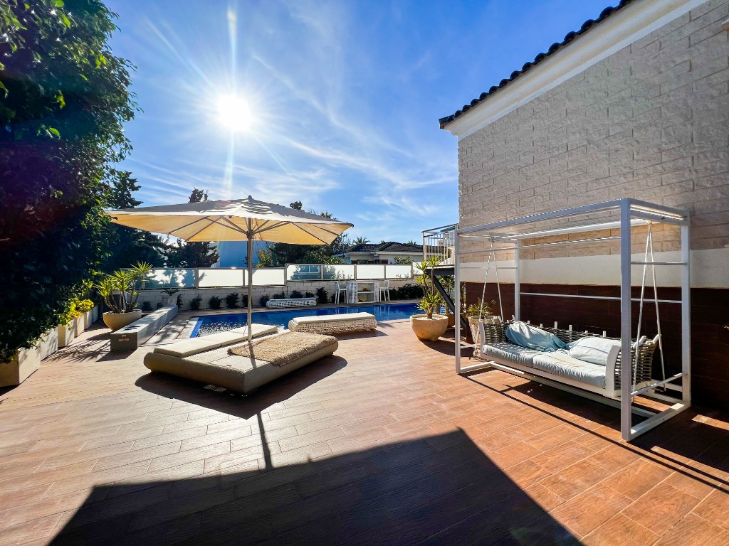 For sale - 5 Bedroom 4 Bathroom Villa in La Mata - La Mata  - Alicante